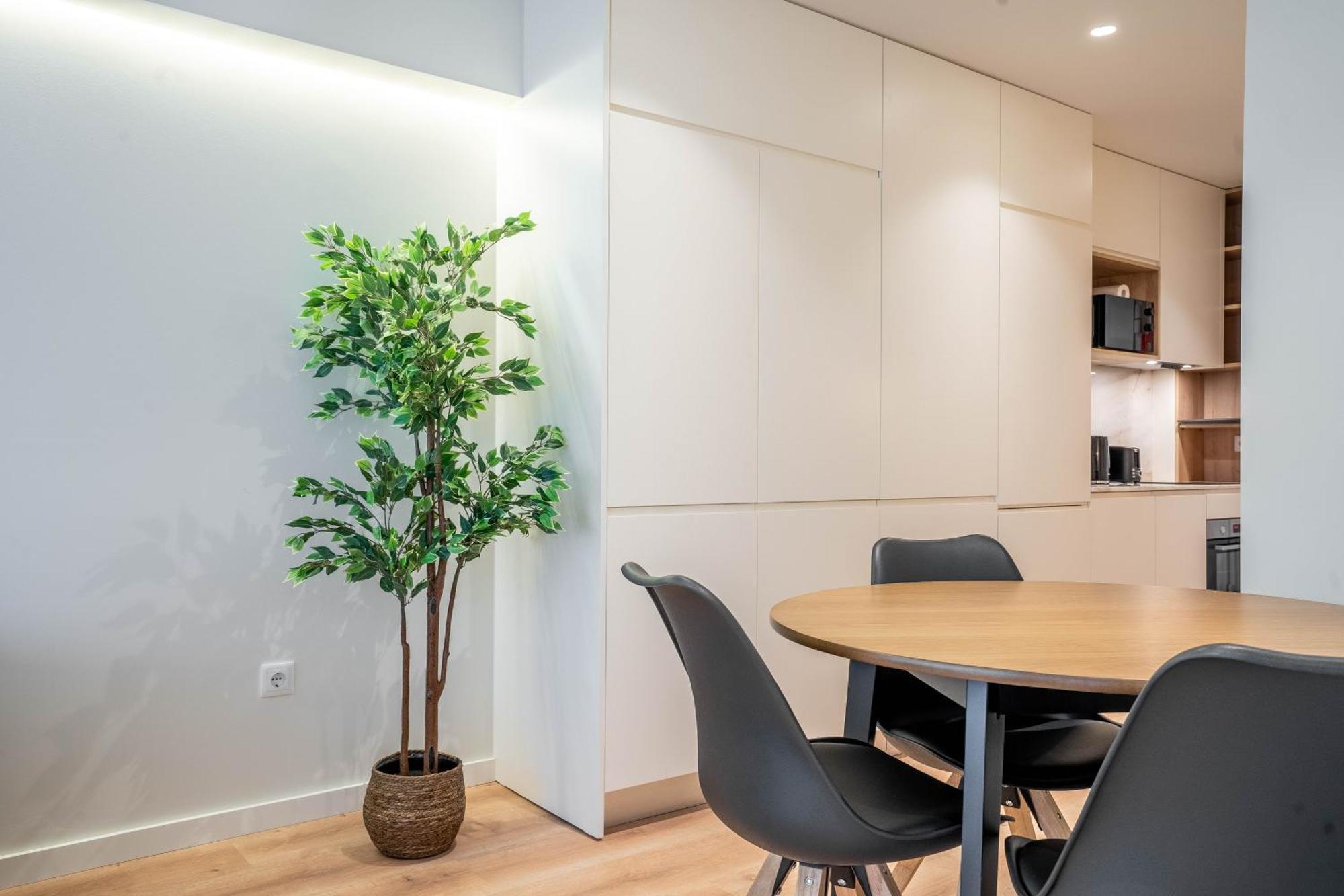 Trindade Bliss: 1Br W/ Free Parking By Lovelystay ปอร์โต ภายนอก รูปภาพ