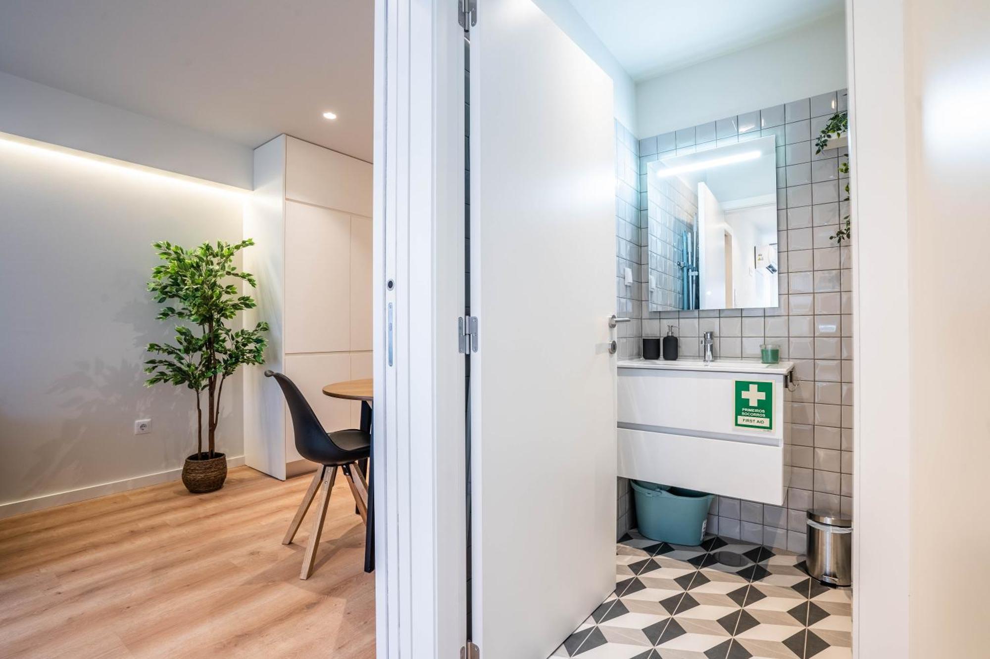 Trindade Bliss: 1Br W/ Free Parking By Lovelystay ปอร์โต ภายนอก รูปภาพ