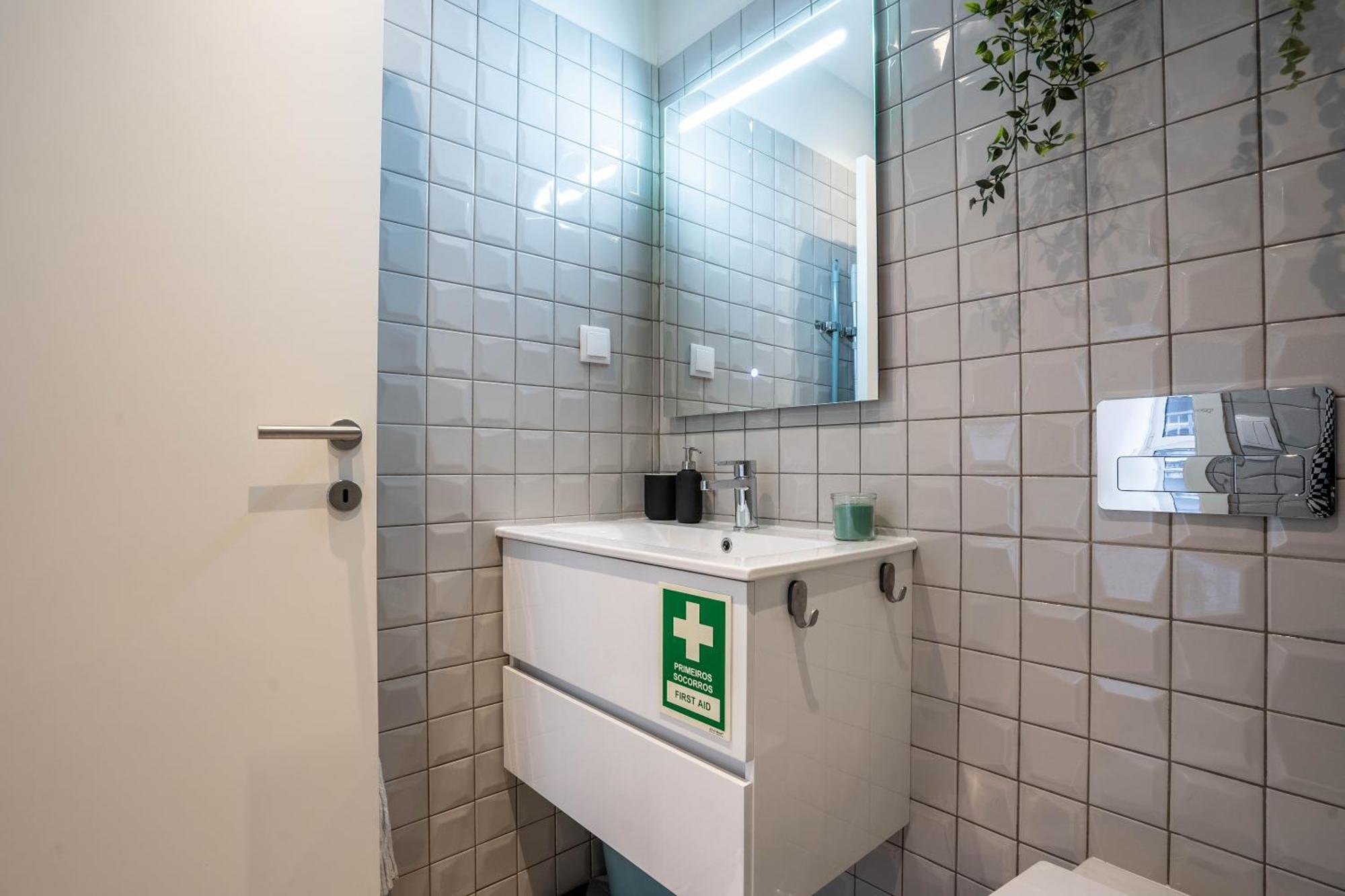 Trindade Bliss: 1Br W/ Free Parking By Lovelystay ปอร์โต ภายนอก รูปภาพ