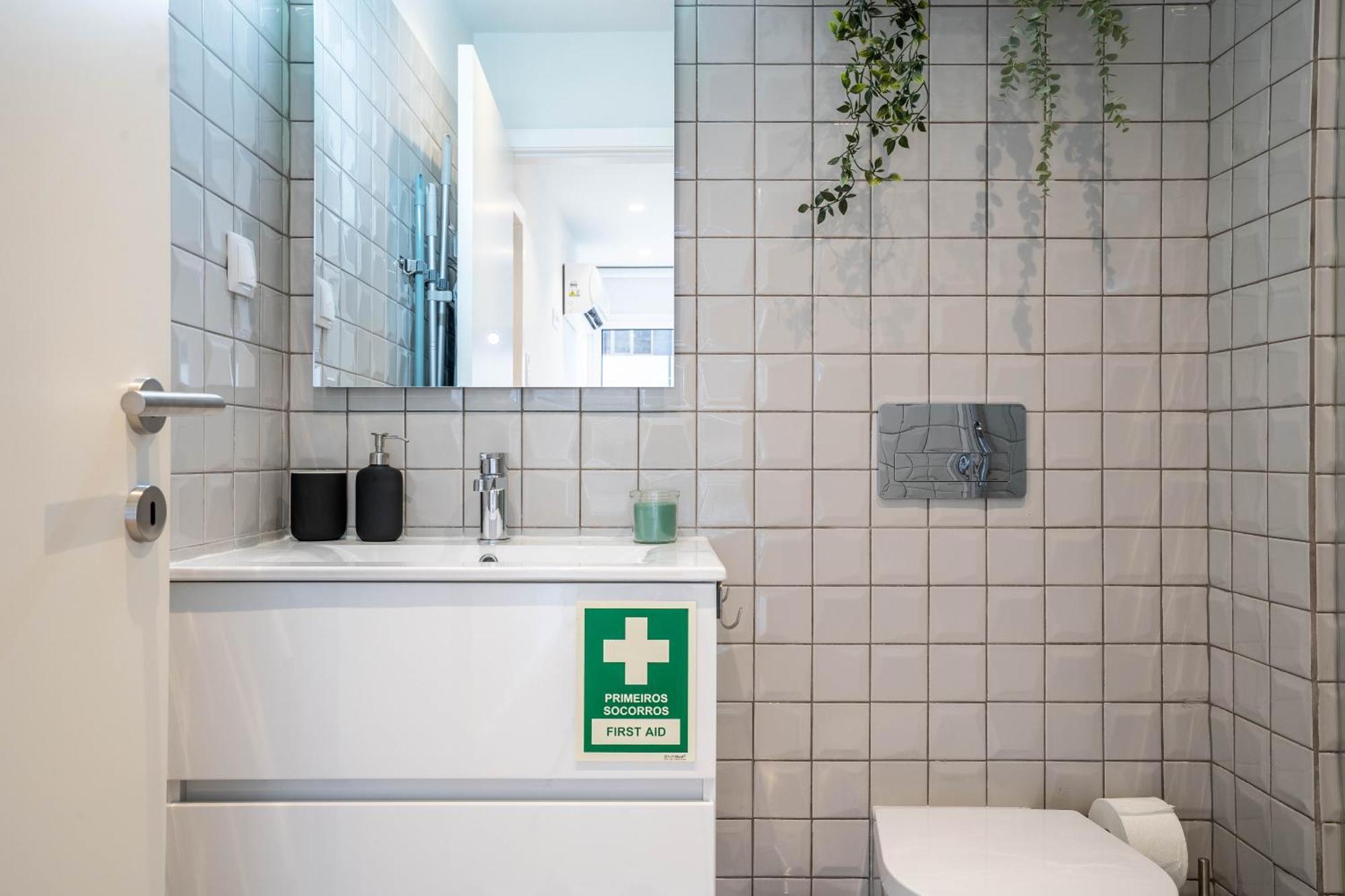 Trindade Bliss: 1Br W/ Free Parking By Lovelystay ปอร์โต ภายนอก รูปภาพ